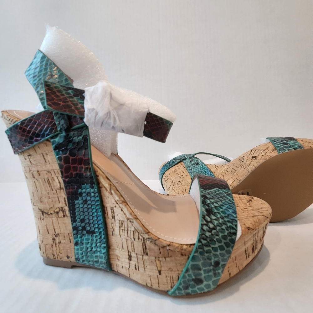 NWB Charles David Army Wedge